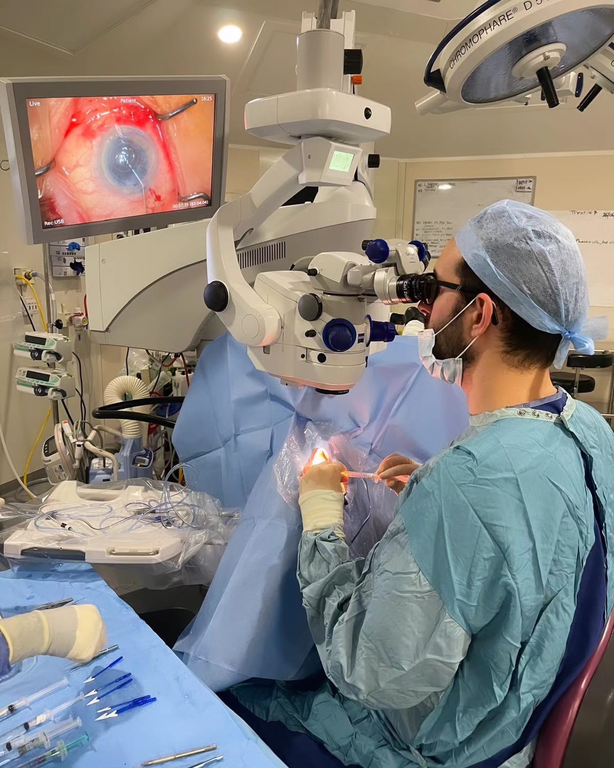 Dr. Javier Lacorzana en investigación